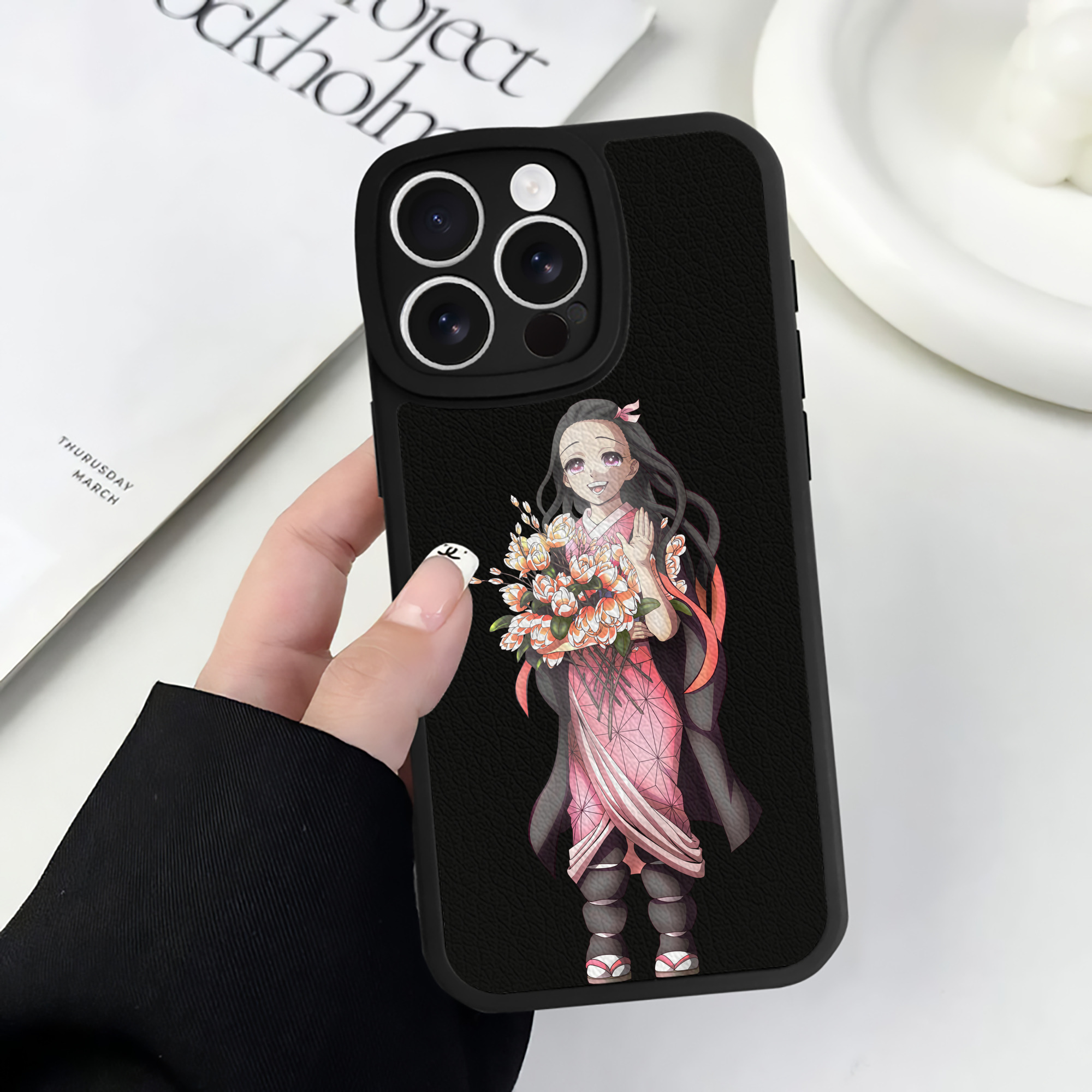 （画像用） 鬼滅の刃（きめつのやいば）竈門 禰󠄀豆子／かまど ねずこ Kamado Nezuko 【iPhone 16シリーズ対応】シリコンスマホケース（レザー調） 材質：シリコン